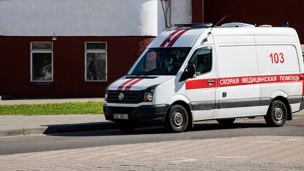 贝卢斯 Novopolotsk 2020年5月28日 道路上的救护车关闭 — 图库照片