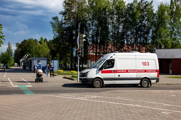 Belarus Novopolotsk Maj 2020 Ambulans Drodze Zbliżenie — Zdjęcie stockowe