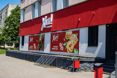 BELARUS, NOVOPOLOTSK - 26 Haziran 2020: Kırmızı mağaza tabelası