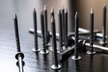 Tahta zemine çiviler yerleştirilmiş.