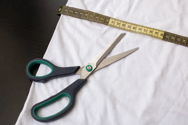 Měřící Páska Nůžky Bílou Tkaninu Zblízka — Stock fotografie