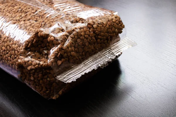 Boekweit Gort Een Plastic Zak Een Houten Tafel — Stockfoto