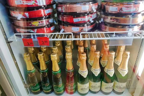 Belarus Novopolotsk Lipiec 2020 Butelki Alkoholu Półce Sklepowej — Zdjęcie stockowe