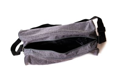 Gri seyahat çantası beyaz arka planda izole edilmiş.