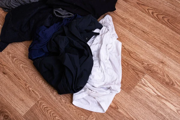 Ένας Σωρός Από Βρώμικα Ρούχα Ένα Ξύλινο Πάτωμα — Φωτογραφία Αρχείου