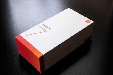 BELARUS, NOVOPOLOTSK - 4 Temmuz 2020: Paketleme kutusu telefonu Xiaomi Redmi 7