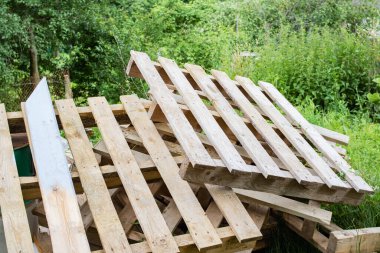 Tahta paletler çimlerin üzerinde.