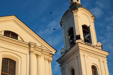 Günbatımının sarı ışığında kilisenin kubbeleri