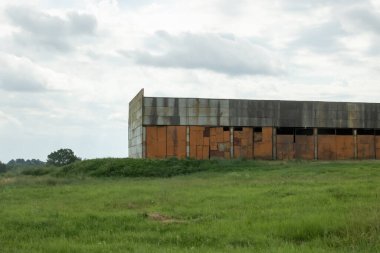 Yazın yeşil bir arazide çiftlik binası.