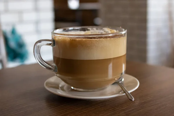 Büyük Cam Bardak Sütlü Kahve — Stok fotoğraf