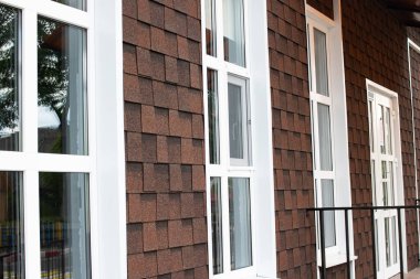 Kahverengi bir binanın beyaz pencereleri