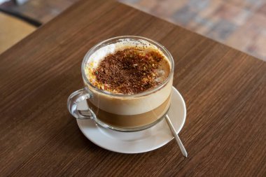 Büyük cam bardak ve sütlü kahve.