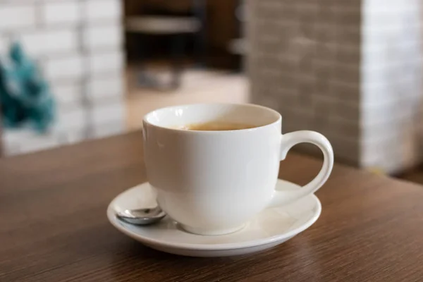 Großer Weißer Becher Mit Kaffee Auf Holztisch Großaufnahme — Stockfoto