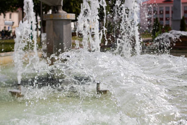 Des Éclaboussures Eau Dans Fontaine Sur Fond Ville — Photo