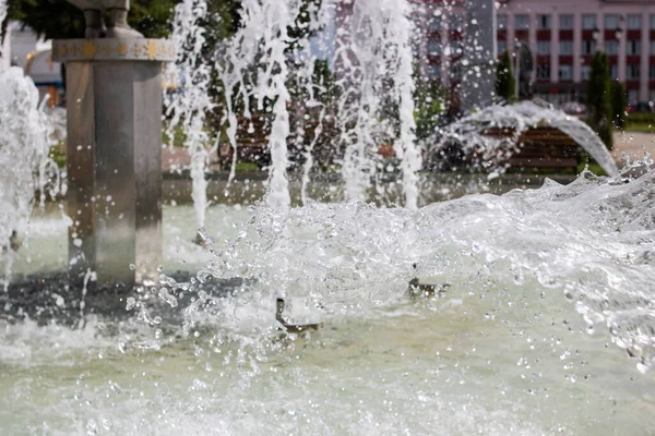 Des Éclaboussures Eau Dans Fontaine Sur Fond Ville — Photo