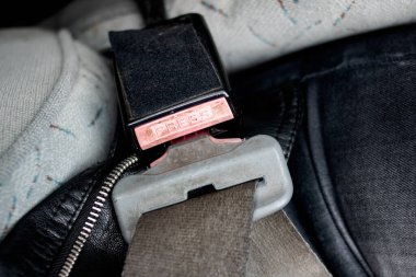 Arabanın emniyet kemerini bağla.