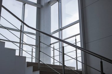 Pencere kenarındaki metal parmaklıklı merdiven.