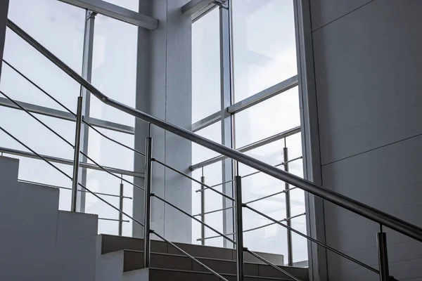 Pencere Kenarındaki Metal Parmaklıklı Merdiven — Stok fotoğraf