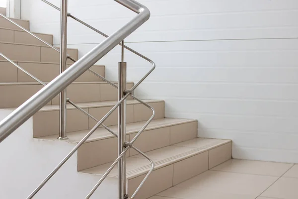 Braune Treppe Mit Metallgeländer Innenräumen — Stockfoto