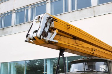 İnşaat vinci olan büyük bir arabanın parçası.