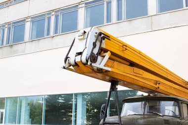 İnşaat vinci olan büyük bir arabanın parçası.