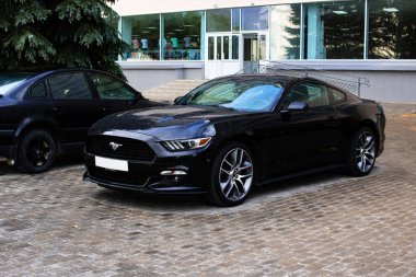 BELARUS, NOVOPOLOTSK - 23 Temmuz 2020: park yerinde siyah Ford Mustang araba