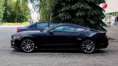 BELARUS, NOVOPOLOTSK - 23 Temmuz 2020: park yerinde siyah Ford Mustang araba