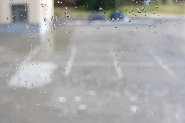 道路和城市房屋背景下玻璃雨滴的抽象背景 — 图库照片