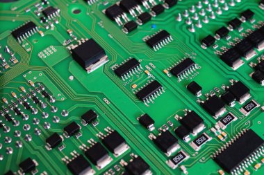 İzleri yakın olan yeşil PCB, makro fotoğraf