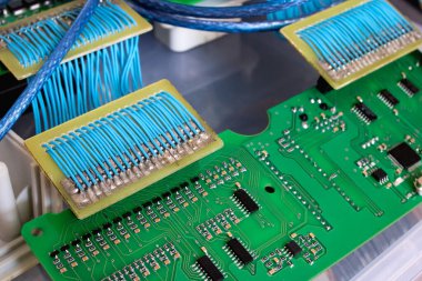 Yeşil PCB ve mavi kablolar yakın çekim, makro fotoğraf