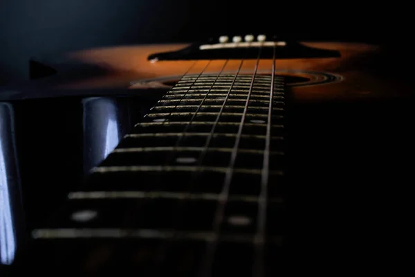 Karanlıkta akustik gitar yakası. — Stok fotoğraf