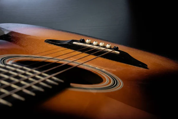 Cuello de guitarra acústica en el primer plano oscuro —  Fotos de Stock