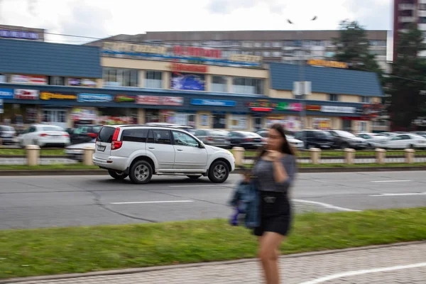 BELARUS, NOVOPOLOTSK - LIPIEC 28, 2020: Ruch samochodów z prędkością, efekt rozmycia — Zdjęcie stockowe