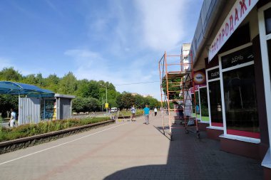 BELARUS, NOVOPOLOTSK - 18 AĞUSTOS 2020: Yazın ağaçlı asma