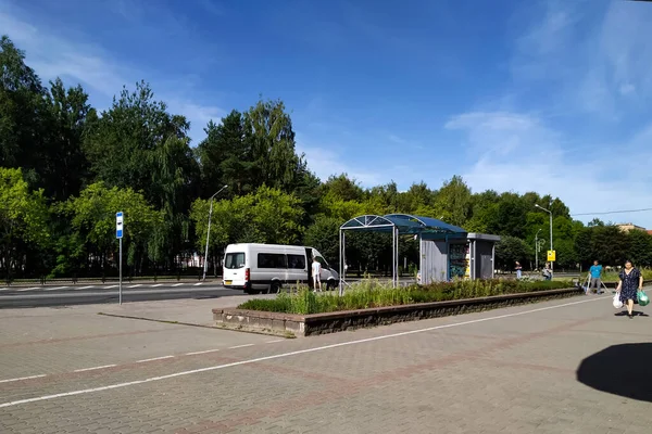 Belarus Novopolotsk August 2020 Bestrating Met Bomen Aan Weg Stad — Stockfoto