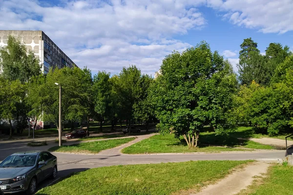 Bélgica Novopolotsk Agosto 2020 Estrada Parque Com Árvores Verdes — Fotografia de Stock
