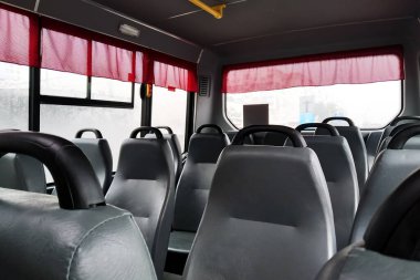 İçi boş otobüs koltukları yakın, kimse yok.
