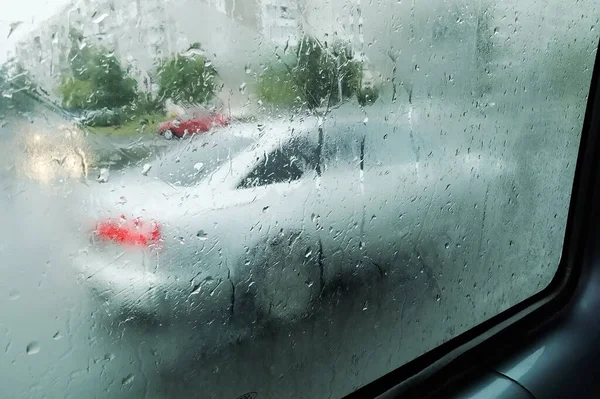 从汽车的雾蒙蒙的玻璃看道路 — 图库照片