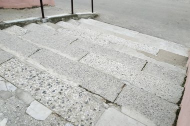 Kaldırımda gri fayanslar var. Yaklaş.