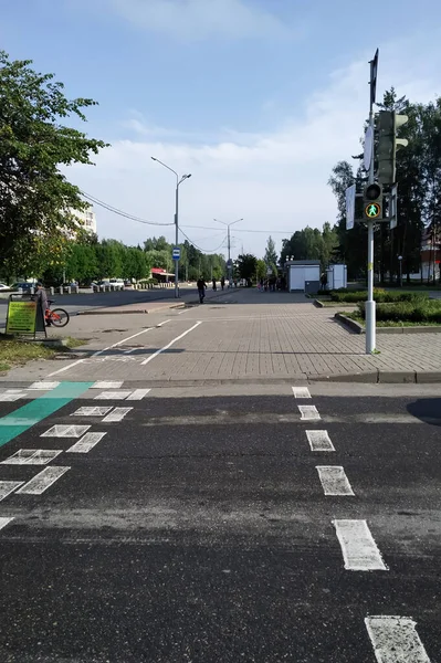 Belarus Novopolotsk August 2020 Voetgangersoversteek Verkeerslicht Zomer — Stockfoto