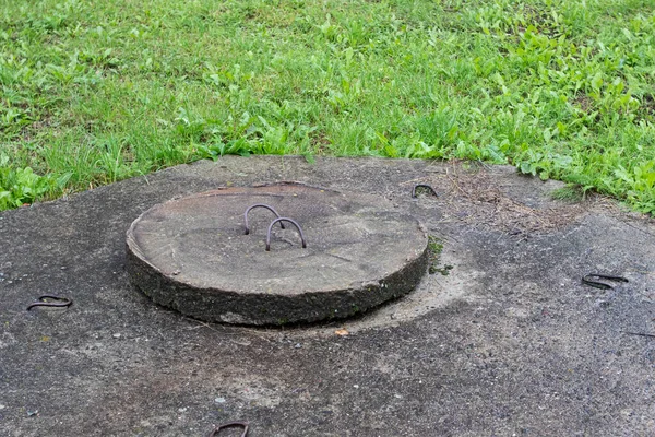 Çimenlikteki kapağın üstü beton kaplı.