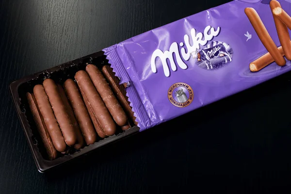 BELARUS, NOVOPOLOTSK - 27 Ağustos 2020: Tahta masadaki Milka kurabiyeleri