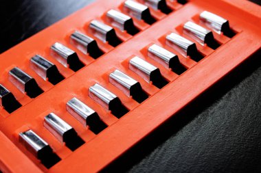 Tahta masada sebze kesmek için öğütücü