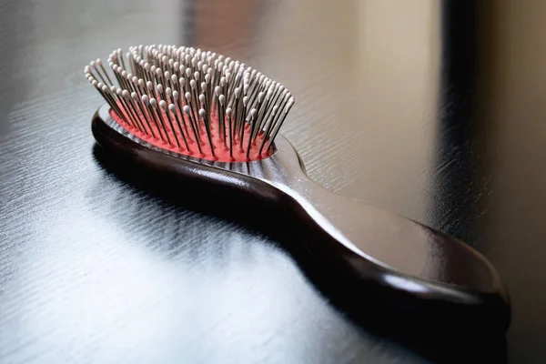 Tahta bir masanın üzerindeki ahşap saç fırçası. Yakın plan. — Stok fotoğraf
