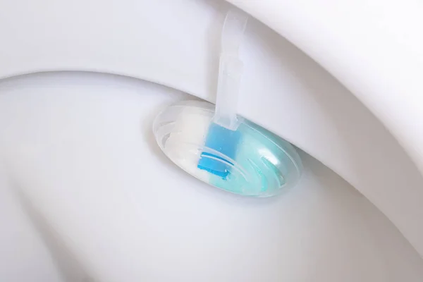 Désodorisant bleu sur un gros plan de toilette blanc — Photo