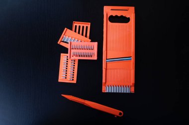 Tahta masada sebze kesmeye hazır.