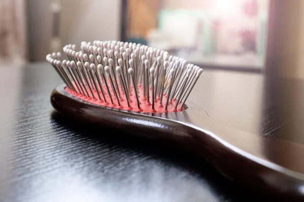 Brosse à cheveux en bois sur une table en bois gros plan — Photo