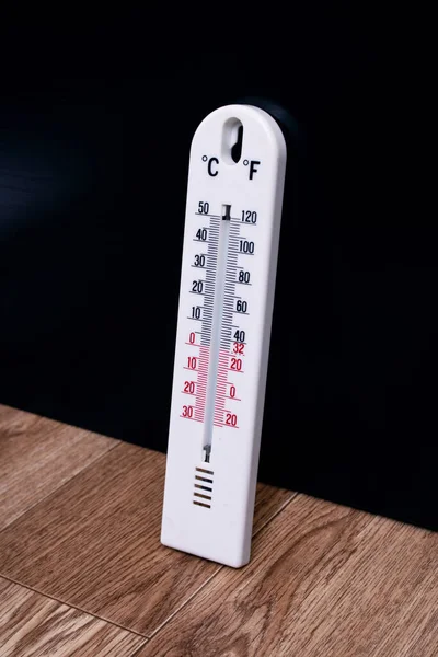 Θερμόμετρο Υδράργυρο Στο Τραπέζι Κοντά — Φωτογραφία Αρχείου
