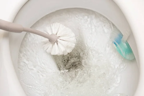 Βούρτσα Καθαρίζει Μια Λευκή Τουαλέτα Και Νερό Από Κοντά — Φωτογραφία Αρχείου