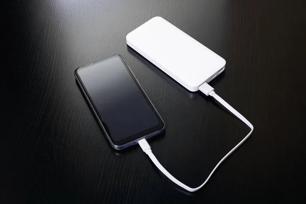 Telefonen Och Power Bank Bordet Nära Håll — Stockfoto